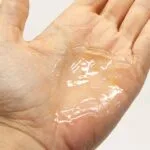 Bijoux indiscrets slow sex anal play gel op hand