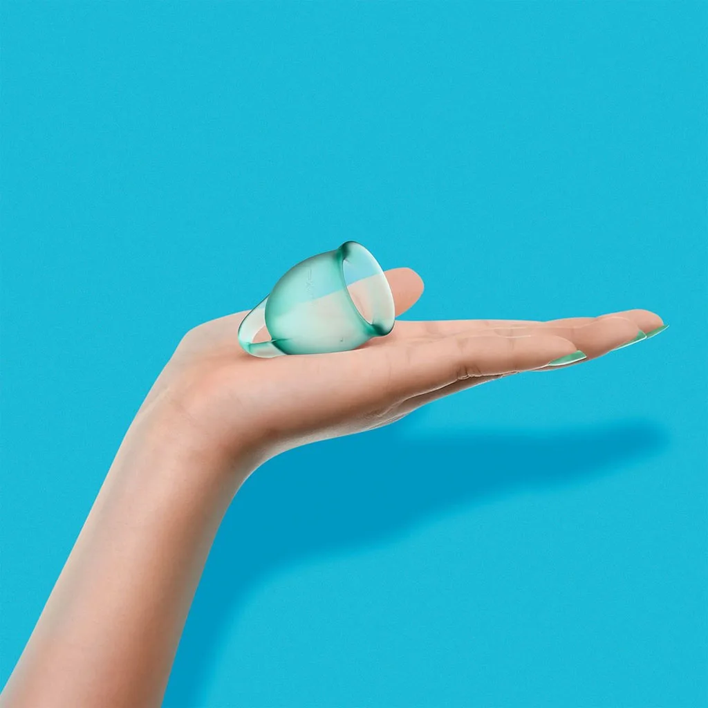 Satisfyer - Feel Confident Menstruatie Cup Set Groen hand