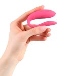 We-Vibe Sync Lite Roze met app in hand