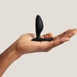 We-Vibe Ditto + Anaal plug vibrator in hand