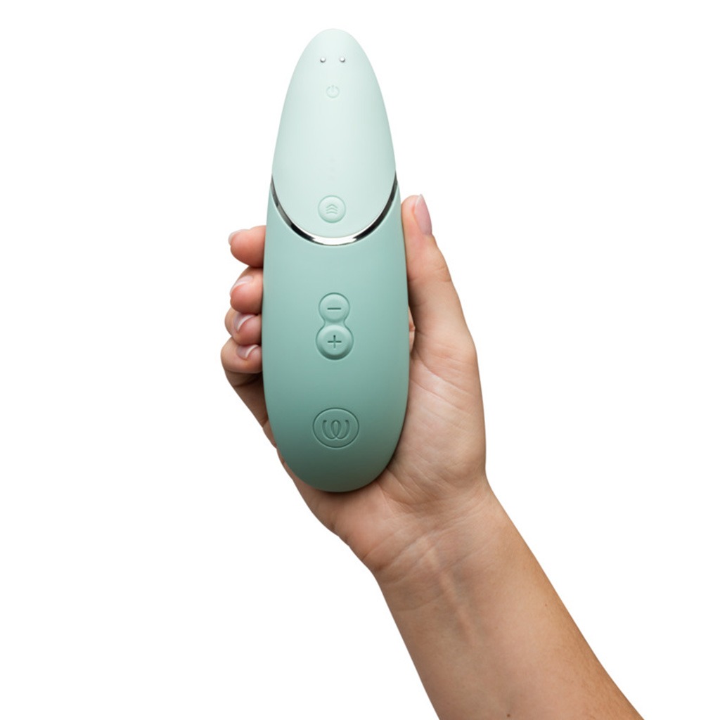 Womanizer Next 3D Pleasure Air Sage in hand achter