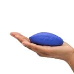 we-vibe temp blauw warm koud opleg vibrator in hand