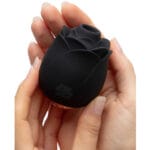 Fifty Shades of Grey - Roos Luchtdruk Vibrator Zwart hand