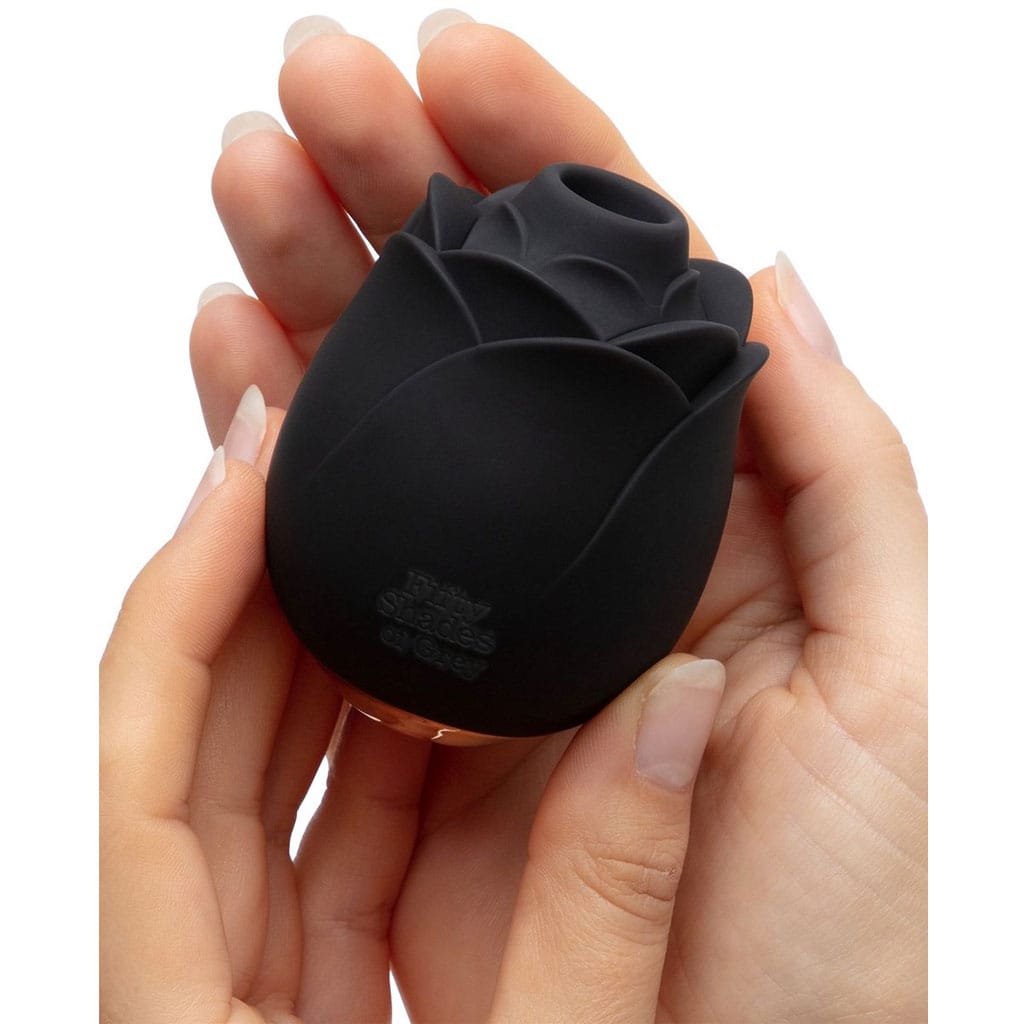 Fifty Shades of Grey - Roos Luchtdruk Vibrator Zwart hand