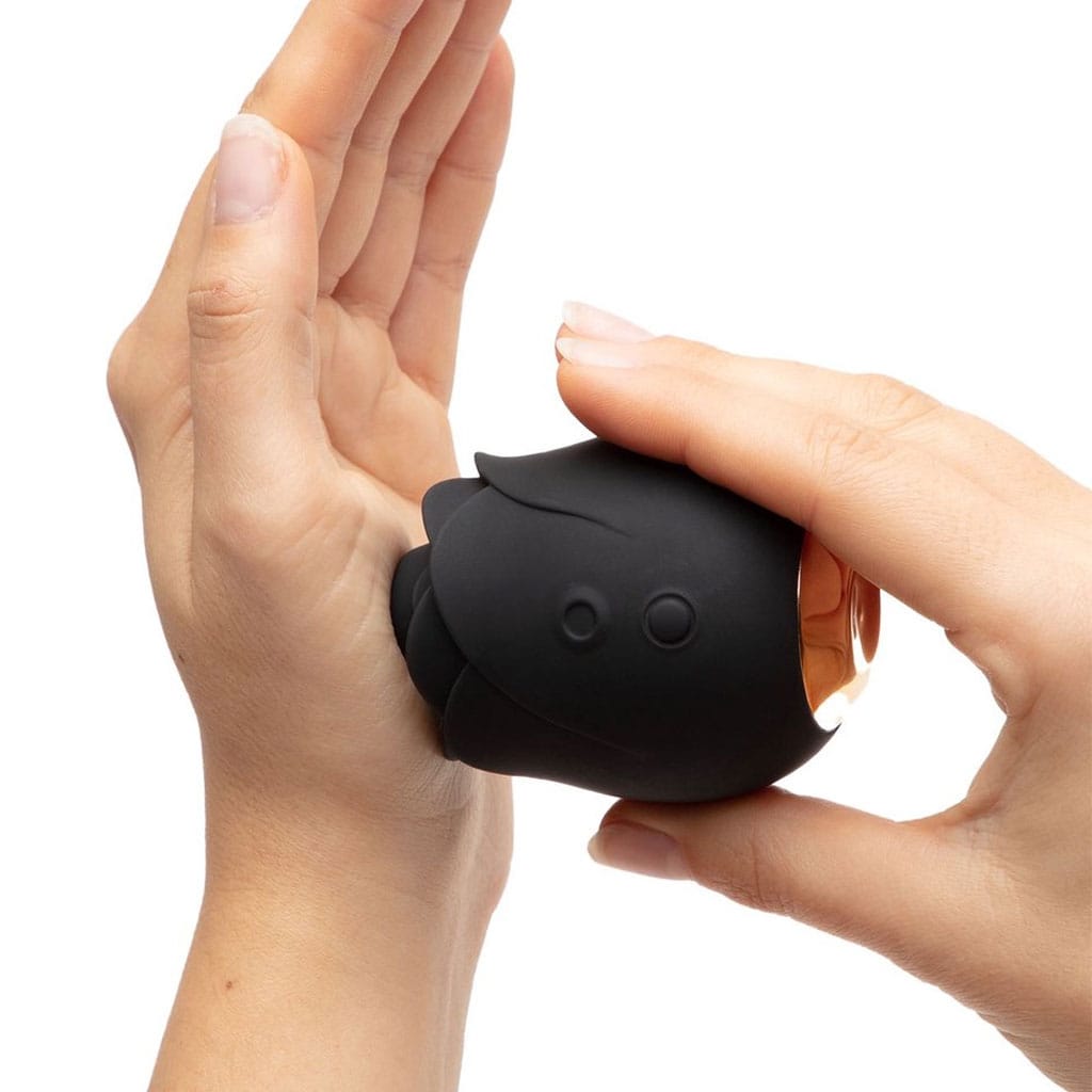 Fifty Shades of Grey - Roos Luchtdruk Vibrator Zwart gebruik